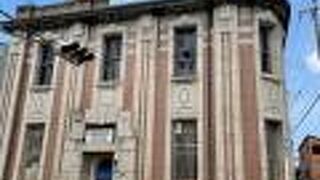 赤レンガと花崗岩でデザインされたされた大正モダンのビル