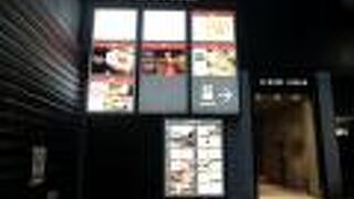 規模は小さくてもお洒落な雰囲気のビル