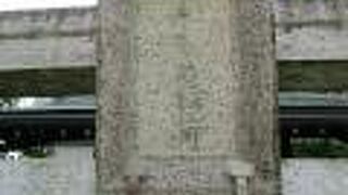 石造りの額は、神社名が風化してはっきりと読み取れなくなっていました