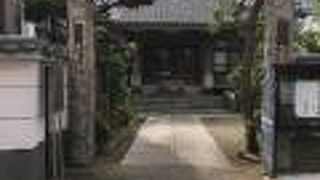 瓦屋根が大きい