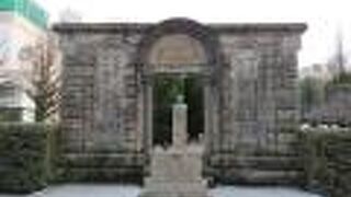 教会の壁面を記念碑に