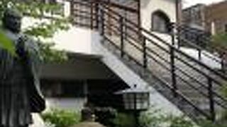 お坊さんの像あり