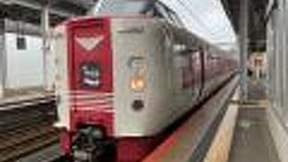 ローカルな雰囲気漂う特急