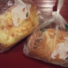 モッツァレラチーズのパンとクリームパン