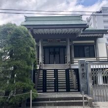 坂の途中なので斜めになっています