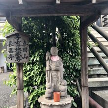 お地蔵さんにお水を