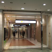 地下鉄にも直結しています