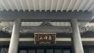 つつましやかな門