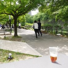 名古屋城周囲を歩きながら飲みました。