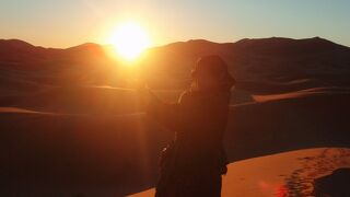 ラクダの背中にのってゆったり砂丘を歩く貴重な体験と美しいサンライズ