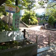 隅田川沿いの築地寄りにあります。