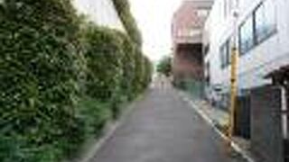 ビルの間の日陰の小さな坂