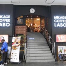 階段をあがってゆきます。