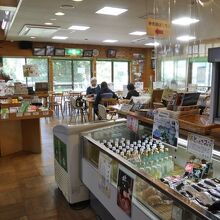 物販・レストランエリア。