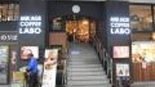 改札出てすぐ。