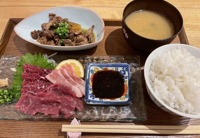 柳橋市場のおしゃれな馬刺し店