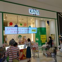 店を見て回ると喉が渇く