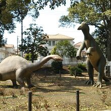 住宅街の中に忽然と巨大な恐竜が並ぶ姿はなかなかシュール