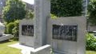 築地本願寺の境内にあります。