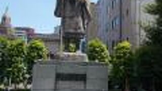 築地本願寺にある立像です。