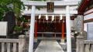 合祀殿と額のかかった白い鳥居の境内摂社