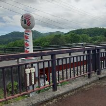 車用の橋にも歩行者用の橋にもこけしのオブジェがあります。