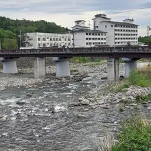 松川上流右岸から見たこけし橋と温泉宿泊施設。