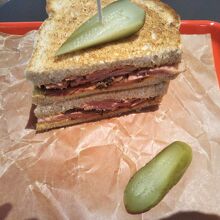 自家製パストラミサンド