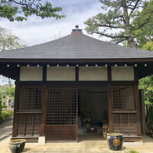 上り詰めるとお墓　ここにはお墓参り用のお花があります