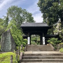 雲がいい感じ　山門