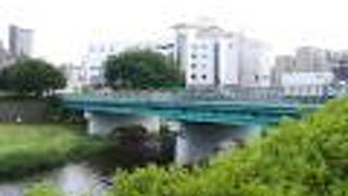 いわゆる新市街と旧市街の分かれ目の川なのかも。