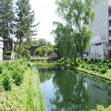 昔はお堀だったんだろうなぁ。