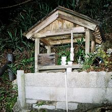 磨崖不動明王像の祠。