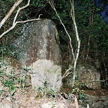 磨崖不動明王像付近の巨石。何か彫られているようにも見える。