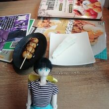 スイーツブッフェより。レアチーズケーキとみたらし団子。