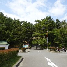 下の駐車場。台数多め。