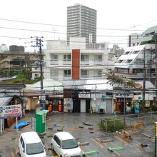 飲み屋ビューです。巨大なエビが屋根にいるので探してネ。