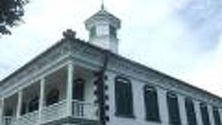 明治時代に建てられたノスタルジックな小学校。