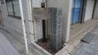 旧東海道沿いに立っています