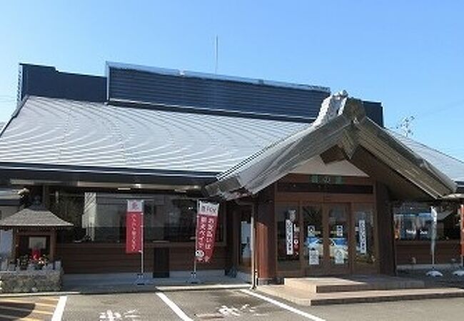 熊野本宮本社の参道入り口脇にあって、参拝とお土産のショッピングに便利