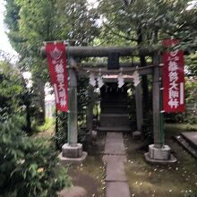 境内の稲荷神社でも激痛　写真がブレてます