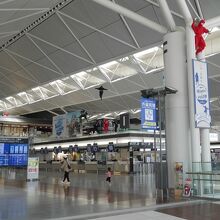 国際線カウンターが並ぶ。