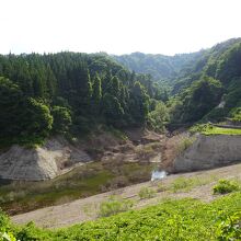 訪れた日、ダム湖の水量は少なめでした