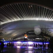 リエージュの主要駅で近代的な建物です。