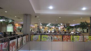 ２階に大きいフードコートがありました