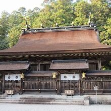 シックで重厚さが伝わる社殿