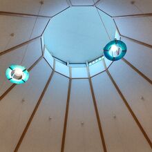 高ーいお洒落な天井 明るいね