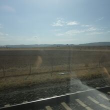 荒涼とした車窓