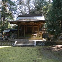 飛鳥川上坐宇須多岐比売命神社拝殿