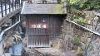 「日本最古の湯」といわれ、世界遺産の「つぼ湯」にも入浴できる